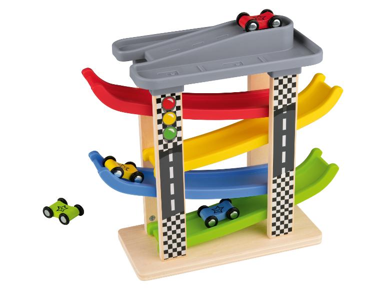 Houten racebaan met vijf niveaus en vier kleurrijke auto's