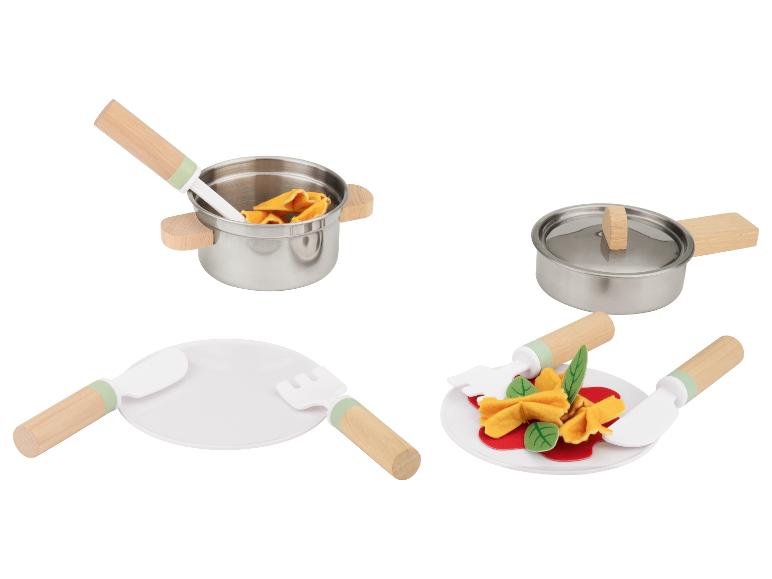 Kookset met koekenpan, kookpan en een bord pasta met saus