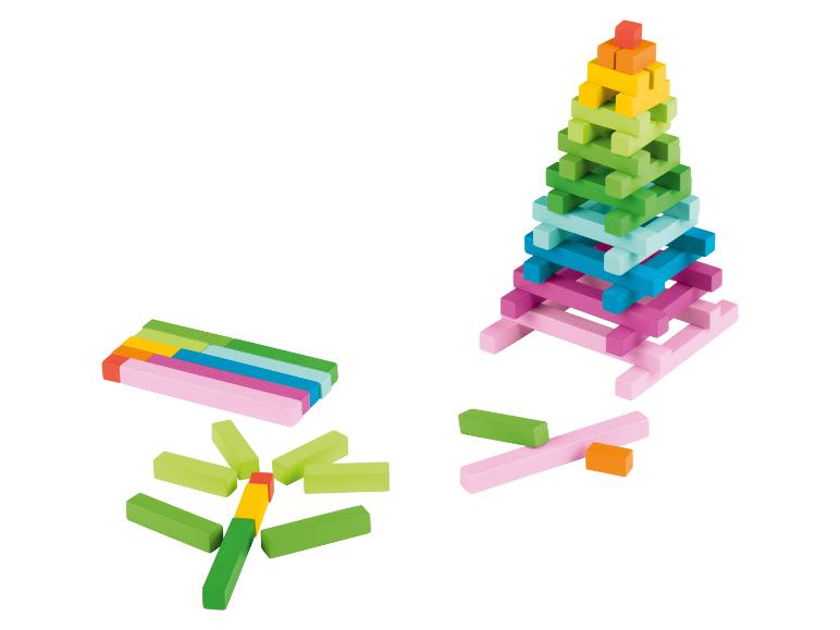 Toren en figuren gelegd met kleurrijke houten telstokjes