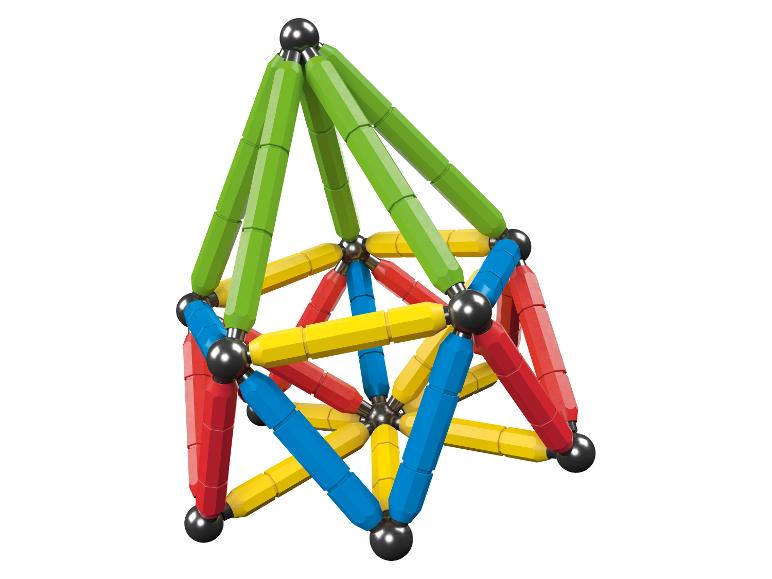 Hoog 3D-bouwwerk gemaakt met magnetische staven en kogels