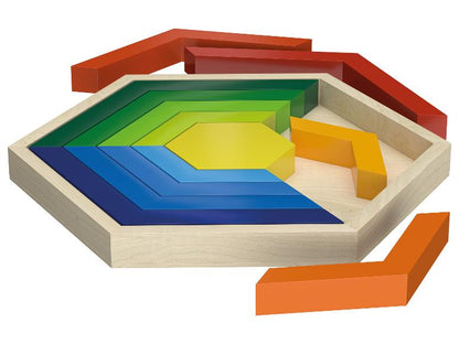 Houten regenboog-legspel met geometrische blokken in de zeshoekige kist