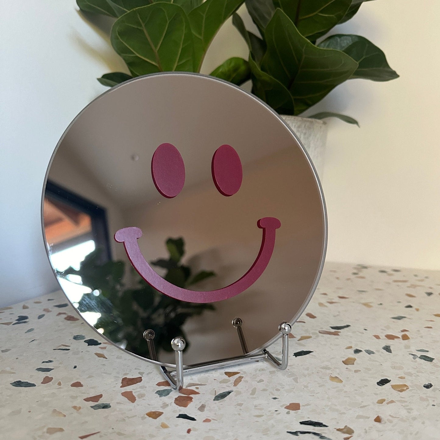 The Small Dark Red Smile - wevelnit