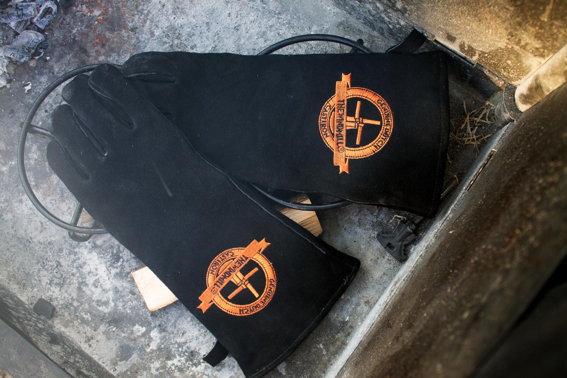 The Windmill Set van 2 lederen BBQ handschoenen - wevelnit